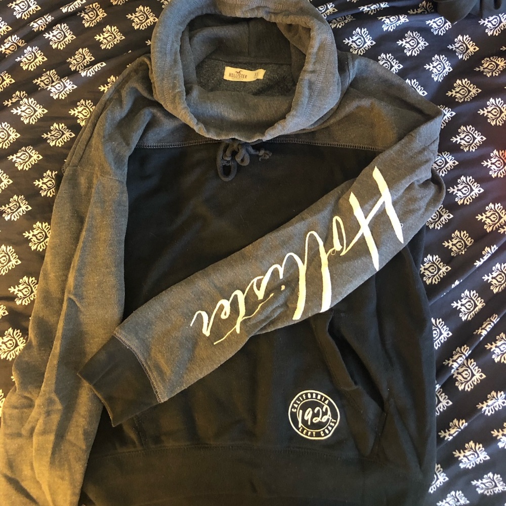 hollister sweater!!